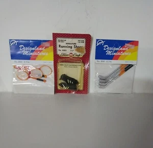 Casa de muñecas miniatura/lote artesanal "Golfo, tenis, zapatos para correr". Ver descripción - Imagen 1 de 4