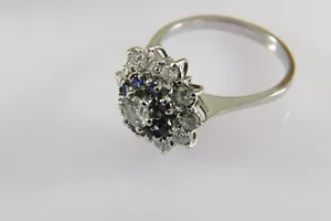 Bellissimo anello in oro bianco 18 kt 750 con 11 brillanti e 8 zaffiri. - Foto 1 di 5