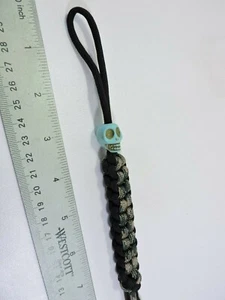  Cordón Paracord camuflaje y negro con cabeza de calavera de piedra azul...  - Imagen 1 de 4