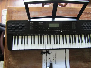 Klangstarkes Keyboard mit 61 Tasten mit Anschlagdynamik und tollem Soundsystem - Bild 1 von 10