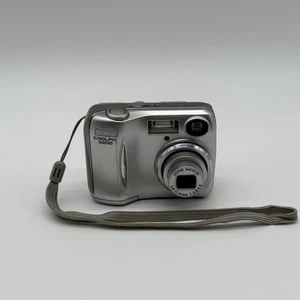 Nikon Coolpix 3200 Digital Camera 3.2MP 3.0x Optical Zoom (E3200) - Bild 1 von 12