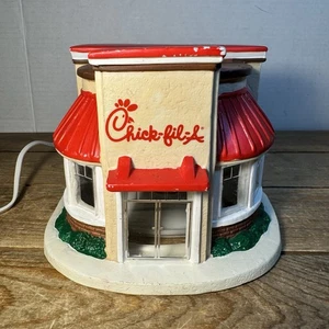 Santa's Best Chick-fil-A beleuchtetes Porzellangebäude Weihnachtshaus - Bild 1 von 22