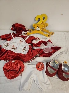 Build A Bear rote Samtkleider (2) Fell & Zuckerstangen Schuhe Kleiderbügel Hosen Hut - Bild 1 von 7