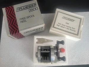 RARE PFLUEGER 2800 VINTAGE FISHING CASTING REEL IN BOX WITH EXTRAS USA!!! - Picture 1 of 15