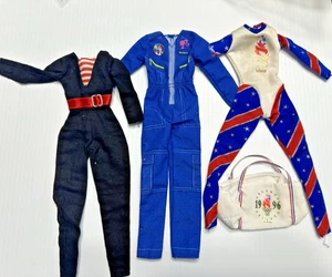 Menge 3 Barbie Outfits Einteiler Overalls Pirat Astronaut Olympia Turner Tasche - Bild 1 von 6
