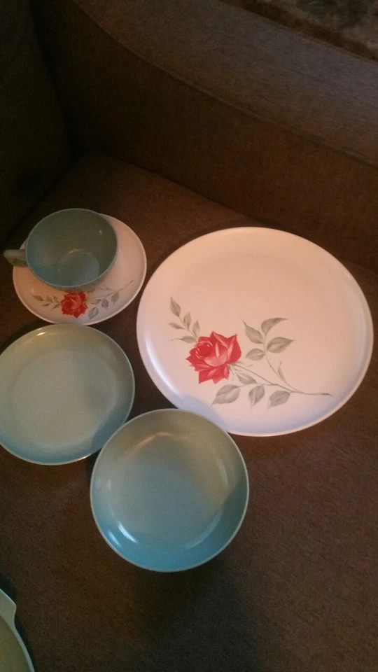 Vintage Azteca Melmac 8 Lugares 5 Piezas Ajuste Rosa Sobre Blanco con Plato Verde Foto 1 de 4