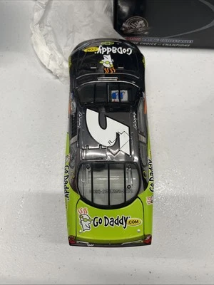 1:24 2008 Acción QVC RFO #5 GODADDY.COM CHEVY DALE WONHARDT JR cromo dorado  Foto 1 de 4