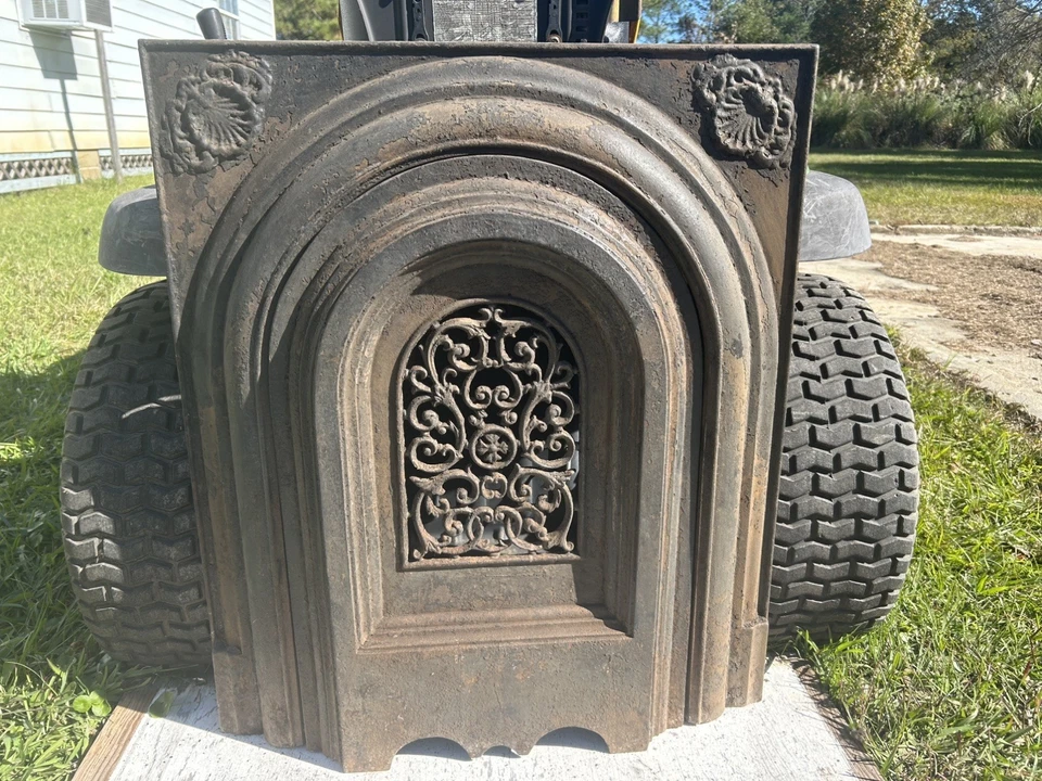 Antigua chimenea de hierro fundido envolvente y cubierta de verano Foto 1 de 1