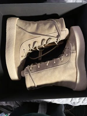 YEEZY Temporada 2, Bota de Gamuza 7 Ojos con Cordones en CREPÉ, Beige/Tostado, Para Hombre Talla 7 Talla 41 Foto 1 de 4
