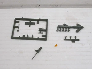 Varios accesorios / Piezas pequeñas verde militar sin caja Roco Minitanks 1:87 Set 8 - Imagen 1 de 3