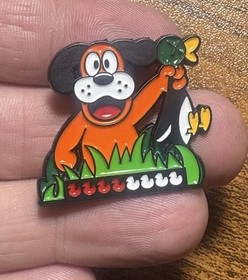 Duck Hunt enamel pin Nintendo Entertainment System retro 80s NES video games Hat