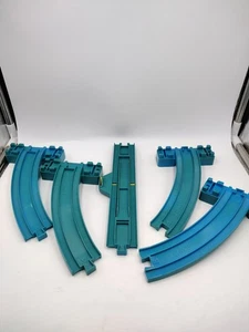 2001 Tomy Thomas Train Trackmaster Blue Track Slope Curve Bridge A B Ramp Riser - Picture 1 of 6