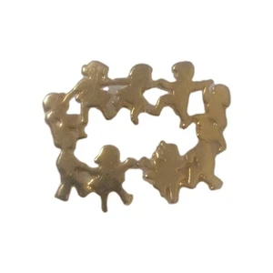 PIN CORBATA CHAQUETA SOMBRERO SOLAPA BAILE EN CÍRCULO DORADO PARA NIÑOS SOSTENIENDO LAS MANOS - Imagen 1 de 2