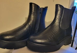 New in Box Chelsea Boots Croc Embossed Pull Up Zipper Stretch Panel Black Size 6 - Picture 1 of 9