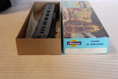 HO Scale Athearn, Standard Pullman Passenger Car, Santa Fe, Green No # - 1861 - Image 1 of 4