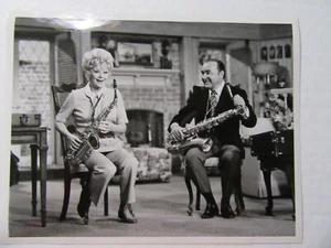 LUCILLE BALL in QUI LUCY 1971 foto stampa con FREDDY MARTIN - Foto 1 di 2