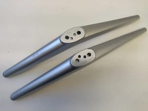 TCL 55S20 TV STÄNDER BEINE SILBER OHNE SCHRAUBEN GEBRAUCHT 68-642050 68-641020 - Bild 1 von 3