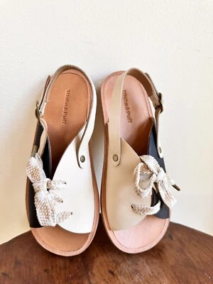 Sandalia con cordones MISHA & PUFF cuero negro crema mitad y mitad NUEVA EN CAJA 31 $130 niños Foto 1 de 4