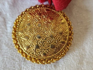 Enorme bouton vintage en métal motif dams superbe 3,3 cm D14L - Picture 1 of 5