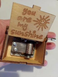 YOU ARE MY SUNSHINE carillon a manovella retrò inciso 'mini' - legno - Foto 1 di 11