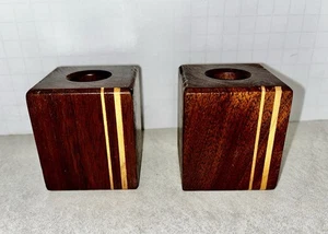 Candelabros cónicos de madera hechos a mano estilo MCM de colección 2”sq 2,5”H firmados JM ‘03 - Imagen 1 de 5