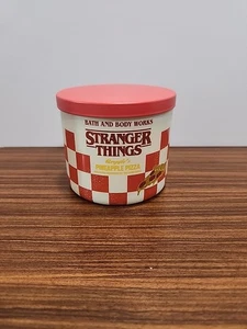 STRANGER THINGS BATH & BODY WORKS Kerze Argyle Pineapple Surfer Boy Pizza - Bild 1 von 4