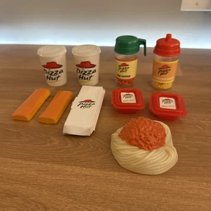 Pizza Hut Vintage Spiel Essen Set - Spaghetti, Brotstangen, Parm Shaker, Tassen & mehr - Bild 1 von 4