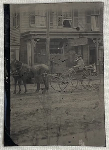 Carrozza con 2 uomini davanti al salone Tintype RARA * San Carlo MO ? IL ? - Foto 1 di 3