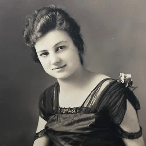 Schönes junges Mädchen antik Foto Portrait "modern" schlichtes Kleid Seide Spitze - Bild 1 von 4