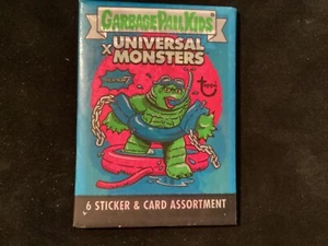 GARBAGE PAIL KIDS 2019 UNIVERSAL MONSTERS BLUE SEALED WAX PACK - Picture 1 of 2
