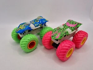 2 Hot Wheels Twin Mill Monster Trucks Glow In The Dark Edition 1:64 selten sehr guter Zustand - Bild 1 von 15