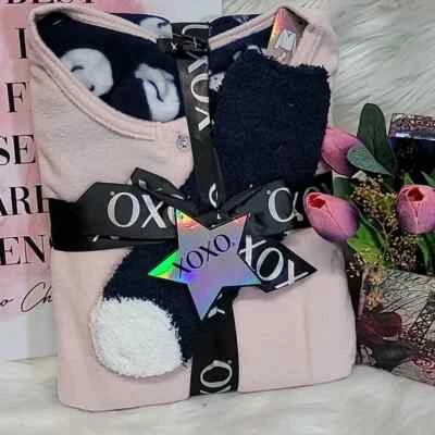 883 XOXO Rosa y Azul Pijama y Calcetines Set de Regalo Talla XL NUEVO CON ETIQUETAS Foto 1 de 2