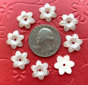 100 Stck. x 1/2 Zoll Kunststoff Faux Perle Blume Perlen/Perle Weiß/Verzierungen SB489 - Bild 1 von 1