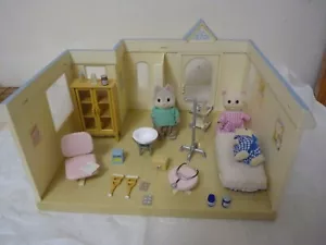 SYLVANIAN FAMILIES GENERAL HOSPITAL WITH FIGURES AND ACCESSORIES - Picture 1 of 10