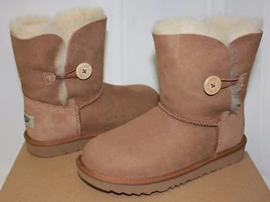 UGG Kids Bailey Button II 2 chestnut Wildleder Stiefel 1017400K NEU mit Karton - Bild 1 von 5