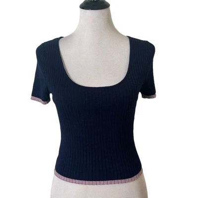 Camiseta Lulus de malha com nervuras tamanho P azul bebê listrada minimalista macia menina - Imagem 1 de 4