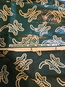 Garantiert Engel Wachs D.Nr. 109 dunkelgrün creme bedruckter Stoff 44 Breite 27 Länge  - Bild 1 von 3