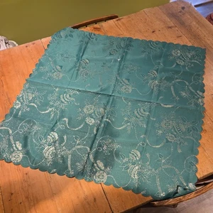 Tablecloth Centre Piece Cloth Chrismas Green Festive 88 x 88cm Poinsettia Holly - Picture 1 of 5