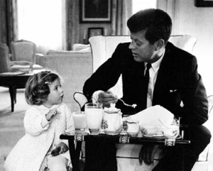 Presidente John F. Kennedy con hija Carolyne 8x10 Foto 66 - Imagen 1 de 2