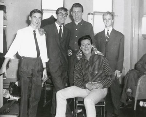 Cliff Richard and the Shadows 10" x 8" Photograph no 25 - Imagen 1 de 1