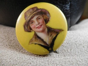 DW SCOUT GIRL BOTTONE PINBACK GIALLO CON UNIFORME MARRONE VECCHIA GUIDA LUMINOSA GSUSA GS - Foto 1 di 7