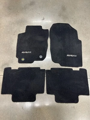 Juego de alfombrillas alfombrillas negras delanteras y traseras originales OEM Toyota RAV4 2013-2018 Foto 1 de 4