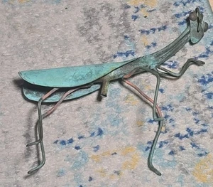 Mantis religiosa de metal vintage escultura jardín decoración 8" x 7" - Imagen 1 de 8