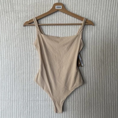 Body tanga cuello cuadrado SKIMS Fits Everybody en arena talla pequeña nuevo con etiquetas $60 Foto 1 de 4