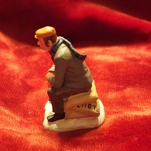 Vintage Lemax Retired "Man Sitting On Flour Sacks" Weihnachtsdorf Figur - Bild 1 von 5