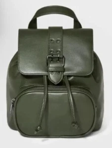 Mochila Wild Fable™ 8,875" mini solapa verde - Imagen 1 de 8