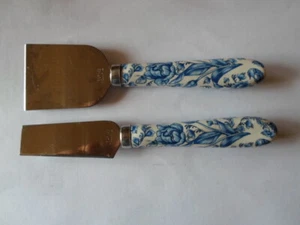Vintage Ceramic Blue & White Flowers cheese slicer, spreaders, Trophee Holland - Picture 1 of 3