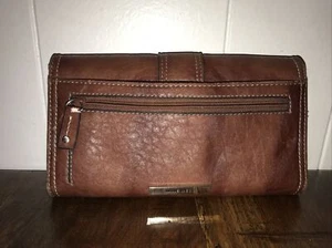 PORTAFOGLIO POCHETTE TRI-FOLD NINE WEST marrone ecopelle carte libretto assegni fibbia a scatto - Foto 1 di 11