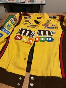 Neu mit Etikett Kyle Bush M&M’s NASCAR Jacke XL - Bild 1 von 3