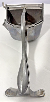 Spremiagrumi in alluminio WearEver vintage colino portatile anni '30 cucina - Immagine 1 di 4